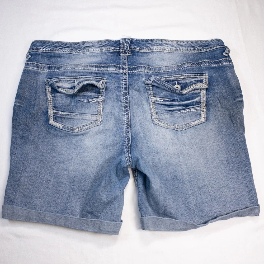 Maurices Womens Size 20 Denim Shorts Medium Wash Cuffed Flap Pocket Stretch Blue